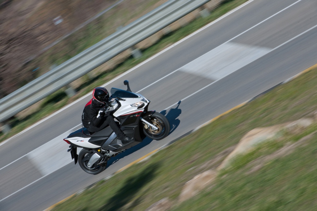 Фото скутера Aprilia SRV 850 ABS